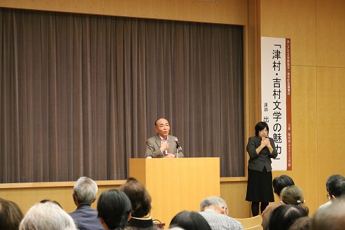 来場者に向けて壇上で語る出久根達郎氏