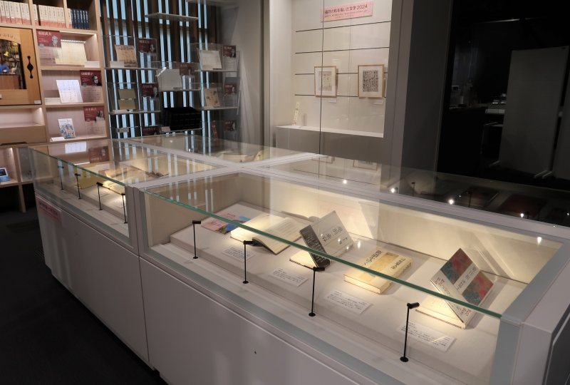 1 展示ケース内に関連書籍を展示