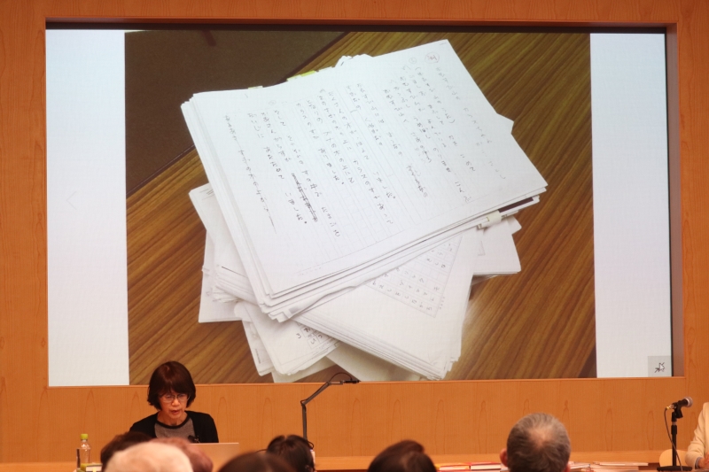 開館10周年トークイベント02 童話集の原稿の写真を映写し、受け取った時の気持ちを語る千葉さん