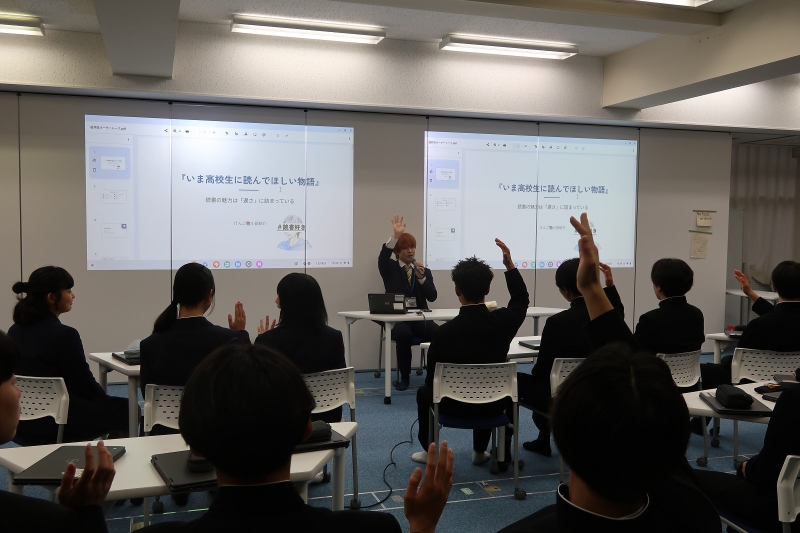 羽水高校で生徒を前に話すけんごさん