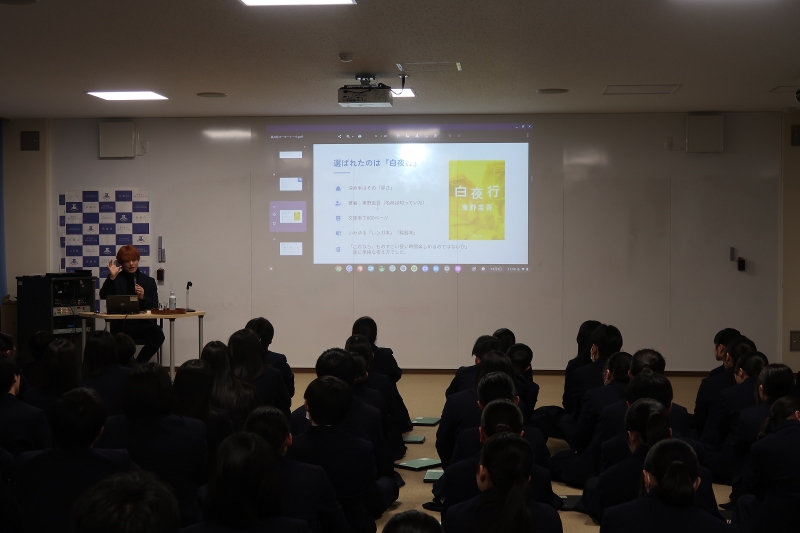勝山高校で生徒を前に話をするけんごさん