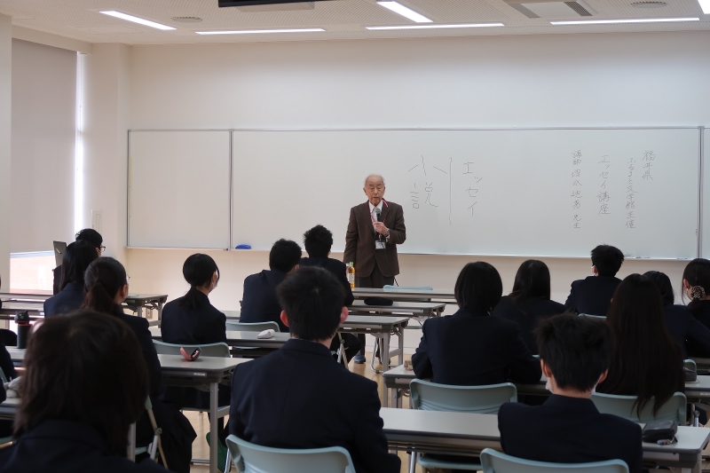 講師が生徒に書き方を説明する様子