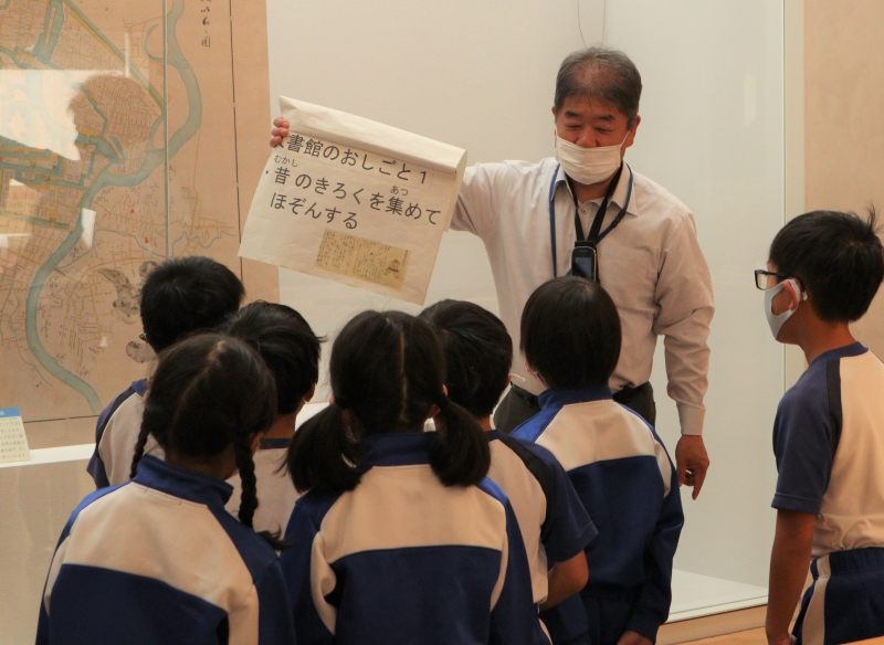 見学(書庫) 見学の様子