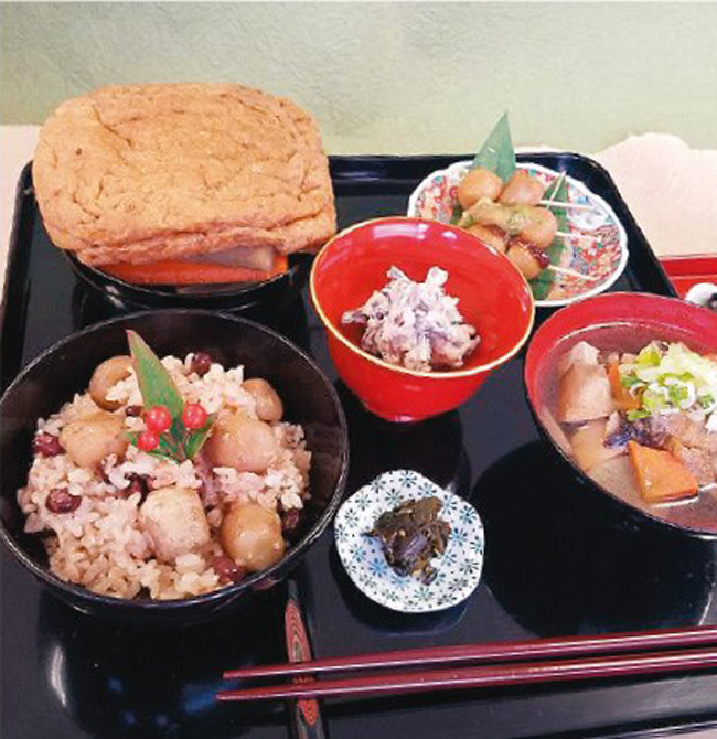 奥越の郷土料理と油揚げの煮物（写真左上）