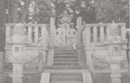 写真100　新田義貞墓所（丸岡町称念寺）