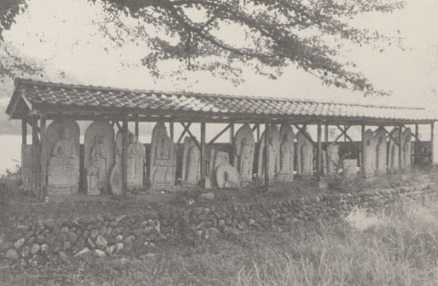 写真301 西山光照寺跡出土の石仏(福井市安波賀町)