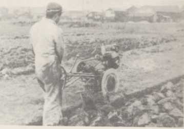 写真81 動力耕耘機(1960年ころ)