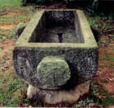 松岡町泰遠寺山古墳の船形石棺（棺身）
