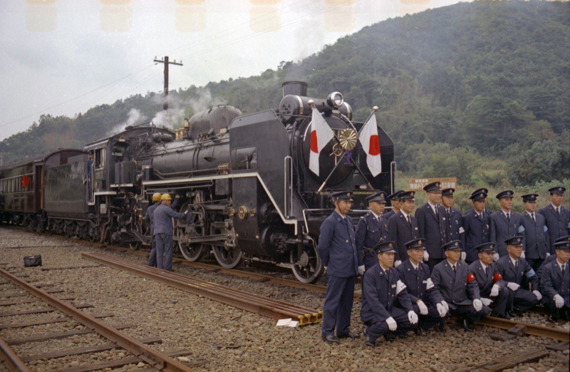 「行幸109　ハンドボール競技場（高浜町立高浜小学校グランド）周辺、お召し列車（C58171）」