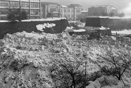 三八豪雪　県庁前のお堀を埋めつくした大量の排雪（福井市）