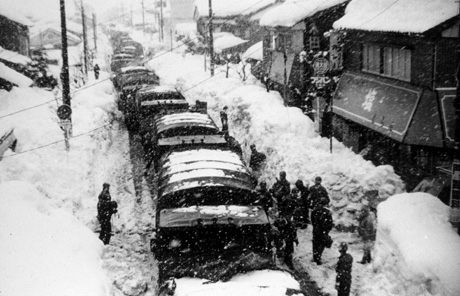 五六豪雪　狭くなった道路の大渋滞（福井市）