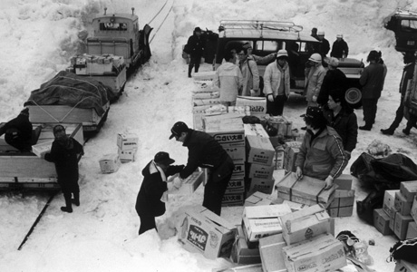 五六豪雪　孤立した和泉村へ向けた救援物資の積み込み作業