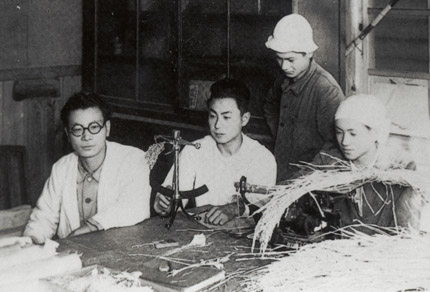 収穫物調査を行う石墨慶一郎（左端）