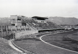 福井運動公園陸上競技場 建設作業 1965年（昭和40）県広報写真62273　福井県文書館蔵