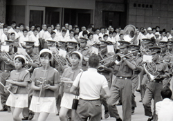 国体決定記念事業 吹奏楽パレード 1965年（昭和40）県広報写真62375　福井県文書館蔵