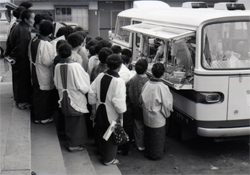 栄養指導車エプロン号による巡回指導　1968年（昭和43）県広報写真63457　福井県文書館蔵