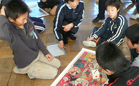 足羽小学校への出張授業（昔遊び）　福井県文書館月替展示2015.1