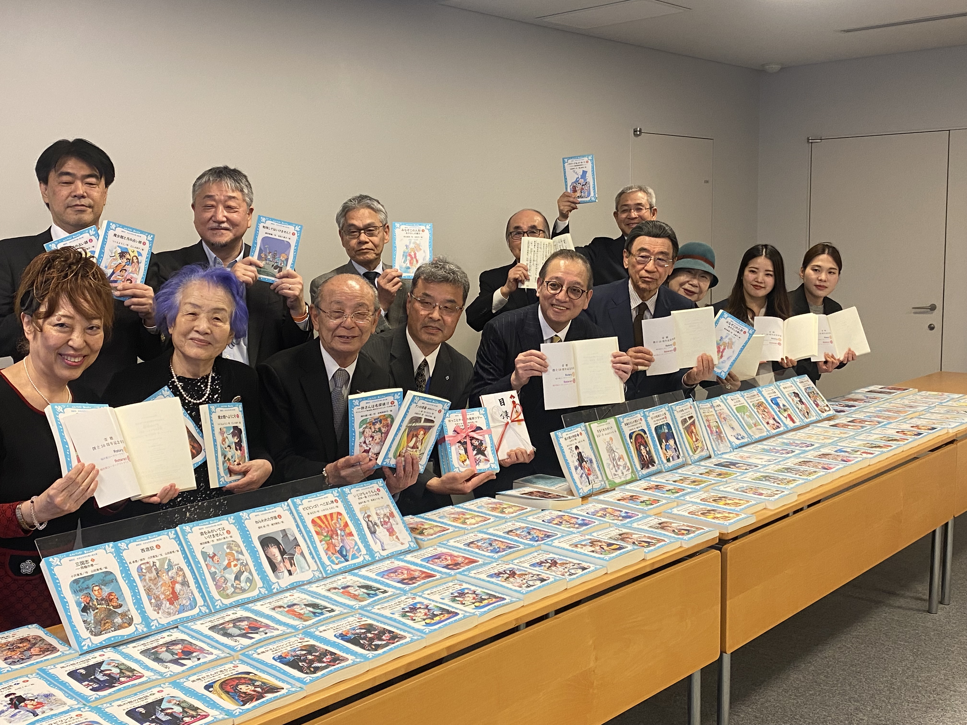 寄贈図書を前に置き、贈呈式参加者全員で撮った写真