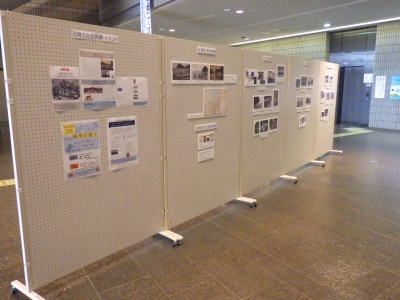 １階エントランスでの展示写真