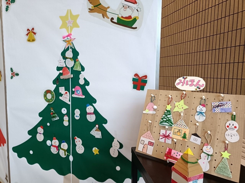 クリスマスツリーを飾ろうの写真